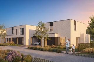 ENERGIEZUINIG WONEN (E20 - warmtepomp - zonnepanelen - ventilatie D) in een rustige woonwijk te Roeselare. Deze woning wordt gebouwd op een groot zuidgericht perceel van 5530m2. Onze architecten zorgden voor een doordachte planindeling met optimale benutting van de bewoonbare oppervlakte. Op het gelijkvloers is er een inkom met gastentoilet, een grote wasplaats/berging en een lichtrijke open leefruimte met keuken voorzien. Op de eerste verdieping bevinden zich 3 slaapkamers, een apart toilet, een berging/wasplaats en een badkamer met bad+douche. In de prijs is de interieurafwerking én energiezuinige technieken zoals een warmtepomp met vloerverwarming op het gelijkvloers + verdiep inbegrepen!  De interieurafwerking is 100% op maat. Je kiest dus zelf alle afwerkingsmaterialen, keuken, badkamer, vloeren, technieken,... Wij coördineren alle werken zodat je je geen zorgen hoeft te maken over de opvolging en uitvoering. Samen met de bouwadviseur overloop en bepaal je de afwerking aan de hand van budgetten waarmee je later alle keuzes kan maken. Meer info? Bel Ewout op 0497/ 588 888 of mail naar contact@huysmanbouw.be. We begeleiden je graag op weg naar je nieuwe (t)huis!