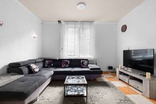 BEZOEKMOMENT ZATERDAG 18/04 VAN 14U-16U

In een rustige wijk, op wandelafstand van winkels, de haven en de polders, vinden we deze aangename woning met verrassend veel ruimte en parkeermogelijkheden in de directe omgeving. Een ideale ligging voor wie comfortabel wil wonen met alles binnen handbereik.

Via de inkomhal kom je in de ruime en lichtrijke living, die naadloos overgaat in de grote, aanpalende keuken. Deze open indeling zorgt voor een aangenaam gevoel van ruimte en maakt het geheel perfect voor dagelijks leven en gezellige momenten. Op het gelijkvloers bevindt zich eveneens een apart gastentoilet.

Op de eerste verdieping vinden we twee volwaardige en ruime slaapkamers, evenals een badkamer met een tweede toilet. Alles is praktisch ingericht en biedt het nodige comfort voor een gezin of koppel.

De absolute troef van deze woning bevindt zich op de zolderverdieping. Deze werd ingericht als een ruime derde slaapkamer en beschikt bovendien over een eigen doucheruimte. Ideaal als master bedroom, hobbyruimte of voor gasten.

Met haar rustige ligging, praktische indeling en extra zolderkamer biedt deze woning tal van mogelijkheden voor wie op zoek is naar ruimte en comfort.

👉 Plan nu je bezoek via jens@keyimmo.be of 0496 41 55 77 en mis deze kans in Blankenberge niet.