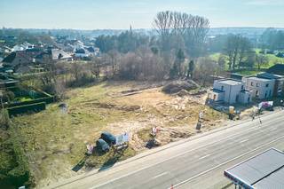 <b><b>Vergunde bouwgronden te koop!<br /><br /></b></b>Drie percelen bouwgrond met achterliggende gronden; elk met een afgeleverde vergunning voor het bouwen van een ééngezinswoning in open bebouwing met carport en tuinberging.<br /><strong><br />-Lot 3 </strong>met achterliggende grond lot 8: 19a73ca<br /><strong>-Lot 4</strong>: met achterliggende grond lot 9: 18a20ca<br /><strong>-Lot 5</strong>: met achterliggende grond lot 10: 14a87ca<br />
<p>Kenmerken vergunning woningen:</p>
-Moderne architectuur<br />-Woningen met 3 slaapkamers en eigen tuinberging en carport<br />-Zuidgerichte tuinen<br />-Energiezuinig concept<br /><br />Deze gronden met goedgekeurde bouwvergunningen zijn gelegen aan de Maaseikerlaan N773 in Neeroeteren en in de onmiddellijke nabijheid van:<br /><br />-Het centrum van Neeroeteren met lokale winkel<br />-Openbaar vervoer, scholen en sportgelegenheid<br />-Centraal tussen Bree, Kinrooi, Maaseik en Dilsen-Stokkem<br />-Op 5 minuten van het ZOL Maas en Kempen<br />
<p>Bouwvergunning, plannen en verdere informatie zijn op aanvraag verkrijgbaar.<b><u><br /></u></b><br />Vermelde prijs is exclusief registratie en notariskosten. <br /><br />Wij ontzorgen je ook voor de verkoop van je huidige woning! Contacteer ons op info@jansenrealestate.be of 011 39 90 50.</p>