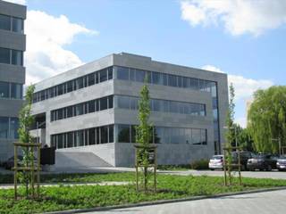 Het West End park is gelegen op een toplocatie aan het klaverblad van Groot-Bijgaarden. Het bevindt zich vlakbij de hoofdwegen die de Brusselse Ring met het centrum van Brussel verbinden en is dus zeer vlot bereikbaar met de wagen. De gebouwen zijn modern afgewerkt en respecteren de voorwaarden van de Vlaamse Gemeenschap op het gebied van energie. Enkele verbeteringen hebben hier toe bijgedragen: cooling unit op de chillers, recuperatie van de warmte en vocht, ... Hierdoor hebben ze een uitstekende energie-rating.<br />Oppervlakte: 272 m²<br />Parkeerplaatsen beschikbaar (IN: 1.300 €/plaats/jaar - OUT: 850 €/plaats/jaar)<br />Archiefruimte beschikbaar (80 €/m²/jaar)