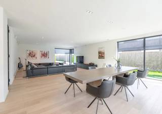 <p>Moderne en eigentijdse villa (2017), gebouwd met oog voor detail en kwaliteit. <br />Royale woning welke volledig werd afgewerkt met hoogwaardige materialen. <br /><br />Indeling: <br /><span>Ruime inkomhal met indrukwekkende plafondhoogtes en een gastentoilet en vestiaire. Lichtrijke woon-en eetkamer met toegang tot het overdekt terras en zonovergoten tuin. Open en volledig geëquipeerde keuken voorzien van alle apparatuur. Berging. <br />Op het verdiep: 1ste slaapkamer met ingemaakte kasten, badkamer (lavabo - bad en douche). Aparte dressing. Tweede ruime slaapkamer. 3de ruime slaapkamer met douchekamer. Bureel/hobbyruimte welke kan gebruikt worden als 4de slaapkamer. Toilet op de nachthal. Ruime wasplaats met technische ruimte. <br />Inpandige garage met 2 sectionale poorten voor 6 wagens en met een parkeerbrug. Meerdere staanplaatsen aan de villa. <br />Alarm, elektrische rolluiken, airco, camerabewaking, .... <br /><br />EPC: 80 kWh/m² - E50 - UC: 31043-G-206_115/EP0697/A001/D01/SD001</span></p>