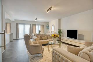Appartement spacieux (112m²) à vendre à Ypres avec 3 pièces. Situé à Plumerlaan 89 à distance de marche du centre. Immeuble et appartement entièrement rénovés en 2020. Achat de garage possible !<br /><br />Appartement récemment rénové et prêt à emménager à vendre dans la résidence « Meidoorn » à Ypres. Les belles vues depuis le 5ème étage et l'emplacement proche de la verdure sont des atouts absolus. L'appartement dispose de 3 chambres, d'une terrasse et il est possible d'acheter un spacieux garage de plain-pied. <br /><br />La résidence « Meidoorn » a été entièrement rénovée et achevée en 2021. Le bâtiment dispose donc des dernières techniques et d'un tout nouveau look. <br /><br />MISE EN PAGE : <br />Étage -1 : Rangement privé au sous-sol. <br /><br />Rez-de-chaussée : Hall d'entrée avec ascenseur - Garage à vélos commun. <br /><br />Étage +5 : Hall d'entrée avec toilettes séparées - Vaste espace de vie (35 m²) avec cuisine ouverte avec îlot de cuisine (11 m²) avec tout le confort moderne - Local technique/rangement - Chambre 1 (14 m²) avec accès à la terrasse avec vue sur la verdure - Chambre 2 (14 m²) - Chambre 3 (8 m²) <br /><br />Possibilité d'acheter un box de garage séparé et très spacieux. <br /><br />GÉNÉRAL : <br />- Une étiquette EPC A ! <br />- 3 chambres <br />- Rénovation totale en 2021<br />- Possibilité d'acheter un beau garage spacieux à l'arrière du bâtiment. <br />- Actuellement loué. <br /><br />Registre des mesures: non