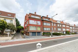 <p>Neem vandaag nog contact op met Sara De Maeyer voor een bezoek via: https://mijnhuurprofiel.be/property/dcb519e1-9ede-44d0-9347-49e2accb1123</p><p><br /></p><p><strong>Comfortabel appartement in Strombeek-Bever</strong></p><p>Dit appartement combineert een praktische indeling met een centrale ligging in Strombeek-Bever (Grimbergen). Dankzij de nabijheid van scholen, parken, winkels en belangrijke verbindingswegen geniet u hier van een vlotte bereikbaarheid en alle dagelijkse voorzieningen binnen handbereik. Het appartement beschikt bovendien over een privatieve kelder en een ruime garage, wat extra comfort en opslagruimte biedt. Met een EPC-label B is dit ook een energiezuinige keuze.</p><p><br /></p><p><strong>Belangrijkste ruimtes:</strong></p><ul><li>Woonkamer (26 m²) met aangename lichtinval</li><li>Keuken (11 m²) uitgerust met dampkap en koelkast</li><li>Slaapkamer (16 m² &amp; 7 m²)</li><li>Bureel (7 m²) ideaal als thuiswerkruimte</li><li>Badkamer (5 m²) met aansluiting voor droogkast</li><li>Terras (3 m²) voor een buitenmomentje</li><li>Garage (18 m²) met extra parkeergelegenheid en bergruimte</li><li>Private kelder (4 m²)</li></ul><p><strong>Troeven:</strong></p><ul><li>Centrale ligging nabij park, scholen en invalswegen</li><li>Inclusief privatieve garage en kelder</li><li>Energiezuinig appartement met EPC-label B</li></ul><p><strong>Maandelijkse kosten</strong>: € 70 (voor onderhoud gemene delen, etc)</p><p><br /></p><p>JOUW DROOMAPPARTEMENT. ZO GEVONDEN!</p>
