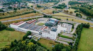 Emplacement idéal avec d'excellentes connexions aux autoroutes (A12 et E40). Accessible également en transports en commun.Le bâtiment propose divers...