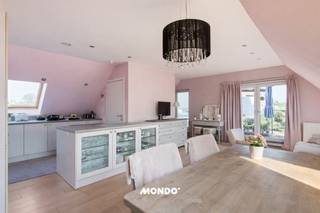 Op zoek naar een ruim en instapklaar appartement op een uitstekende locatie? <br />Dit lichtrijke appartement bevindt zich in een kleinschalig gebouw op wandelafstand van het centrum van Duffel en combineert comfort met een vlotte bereikbaarheid.<br /><br />Dankzij de nabijheid van het treinstation, openbaar vervoer en de E19 geniet u van een snelle verbinding naar Mechelen, Antwerpen en Brussel. <br />Ook voor ontspanning zit u hier ideaal, met de fietsostrade langs de Nete, parken, speeltuinen en diverse sportfaciliteiten in de directe omgeving.<br /><br />Het appartement omvat een inkomhal die toegang biedt tot de ruime leefruimte met open keuken en praktische berging. <br />Via de nachthal bereikt u een apart toilet, de badkamer en drie volwaardige slaapkamers. <br />Extra troef zijn de twee terrassen: één bereikbaar vanuit de leefruimte en één vanuit de slaapkamer, ideaal om op elk moment van de dag van de buitenlucht te genieten.<br /><br />Bovendien is er een autostaanplaats, een privatieve kelderberging en een gemeenschappelijke fietsenberging inbegrepen in de prijs.<br /><br />Kortom, een ideale woonst voor wie comfortabel wil wonen op een centrale en goed bereikbare locatie!<br /><br />Voor meer info of een bezoek ter plaatsen?<br />Contacteer Gino Haeck<br />0491/10.27.33<br />gino@mondovastgoed.be