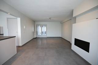 Dit appartement bevindt zich op de Grote Markt in Izegem, dus vlakbij warenhuizen, openbaar vervoer, scholen,...Het appartement bevindt zich op de...