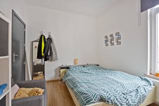 Deze dynamische opbrengsteigendom met vijf vergund geachte studentenkamers ligt in de Augustijnenstraat 5 in Leuven, een charmante en strategisch gelegen straat in het bruisende stadscentrum, op een steenworp van de Vismarkt.<br />Het gebouw is volledig klaar voor een zorgeloze uitbating: het beschikt over een conformiteitsattest, een EPC-label C, is asbestveilig én heeft conforme elektriciteit — allemaal essentiële troeven voor een toekomstbestendige investering.<br />Op de gelijkvloerse verdieping bevindt zich een ruime studentenkamer, samen met een nette gemeenschappelijke keuken, doucheruimte en toilet. De eerste verdieping biedt twee comfortabele, lichtrijke kamers. Op de tweede verdieping liggen nog twee sfeervolle kamers, elk uitgerust met een slimme hoogslaper zodat de beschikbare ruimte maximaal wordt ingezet.<br />De ligging is een absolute meerwaarde: de Augustijnenstraat combineert rust met een uitzonderlijke nabijheid tot Leuvense campussen, winkels, horeca en openbaar vervoer. Studenten vinden hier moeiteloos hun weg, waardoor een continue en stabiele verhuur vrijwel gegarandeerd is. Kortom, een aantrekkelijke en toekomstgerichte investering op een toplocatie in Leuven. Verhuurd voor 2026-2027.