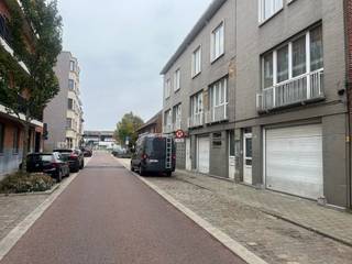 Te Huur: Magazijnruimte van 100 m² in 2060 Antwerpen – Topligging nabij het stadscentrum<br /><br />Gelegen in de Samberstraat te Antwerpen, bevindt zich een gebouw met een ruim magazijn voorzien van eventueel opdeelbare opslagruimtes. De magazijn is toegankelijk via een automatische garagepoort van 2,45m lang en 3m breedt en is ideaal voor diverse bedrijfsactiviteiten.<br /><br />Het pand is strategisch gelegen vlak bij het centrum van antwerpen en in de buurt van verschillende belangrijke wegen. <br /><br />Het pand kan dienen als loods of magazijn voor de bedrijfsvoering, maar biedt tevens de mogelijkheid tot verhuur als parkeerruimte, opslagruimte voor goederen en/of als atelierruimte.<br /><br />Het gebouw is vlot bereikbaar, zowel voor personen- als goederenverkeer, en bevindt het zich in de nabijheid van alle belangrijke voorzieningen.<br /><br />Beschikbaar:<br /><br />Totale oppervlakte: 100 m²<br /><br />Geschikt als loods, magazijn, atelierruimte of parkeer- en opslagplaats<br /><br /><br /><br />Voor meer informatie of een bezoek ter plaatse kunt u gerust contact opnemen met Sigalit via sigalit@reds.be of via 0475668474.