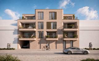 <p><strong>The Palace – Nieuwbouwappartementen in het hart van Avelgem</strong></p>
<p>Op de Doorniksesteenweg, ter hoogte van nr. 66 in Avelgem, realiseert BYLT samen met wielfaert architecten binnenkort "The Palace": een kleinschalig nieuwbouwproject in het centrum van Avelgem, met 8 kwalitatieve appartementen met 1, 2 of 3 slaapkamers, 8 garageboxen en 4 staanplaatsen. Het project ligt nabij de Kluis en de Scheldemeersen, en op wandelafstand van winkels, scholen en openbaar vervoer.</p>
<p>De residentie krijgt een tijdloze, moderne architectuur met lichte okerkleurige gevelsteen en bronskleurige accenten. Elk appartement is energiezuinig en kwalitatief afgewerkt, en beschikt over minstens één ruim terras (sommige appartementen zelfs 2, voor- en achterterras) en een eigen berging.</p>
<p>✅ Individuele lucht-water warmtepomp + vloerverwarming<br />✅ PV-panelen conform EPB<br />✅ Volledig uitgeruste keuken met handelswaarde €10.000 incl. BTW en plaatsing<br />✅ Afgewerkte badkamer met handelswaarde €4.000 incl. BTW<br />✅ Keramische vloertegels 60x60 cm<br />✅ Lift aanwezig in het gebouw<br />✅ Overdekte fietsenstalling<br />✅ Garagebox en/of staanplaats bijkomend te koop<br />✅ De twee bovenste appartementen zijn desgewenst samen te voegen tot één ruim penthouse met dubbel terras</p>
<p>Het project wordt gebouwd na volledige afbraak van de bestaande opstallen. Hierdoor is een aankoop aan 6% BTW mogelijk (i.p.v. 21%) voor kopers die voldoen aan de wettelijke voorwaarden. Wij informeren u graag over de concrete toepassingsvoorwaarden.</p>
<p>Comfort en kwaliteit gaan hier hand in hand: een instap in duurzaam en betaalbaar wonen in het centrum van Avelgem.<br />Interesse of een bezoek inplannen? Neem gerust contact op.</p>
<p><em>Vermelde prijzen zijn exclusief BTW en kosten (PID, EPB, aansluiting nutsvoorzieningen en aandeel basisakte).<br /><br /></em></p>