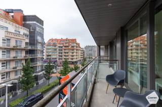 Dit <strong>energiezuinige </strong>appartement bevindt zich in de recente residentie 'Novus Portus' te Nieuwpoort-Bad.<br />Dankzij haar <strong>uitstekende ligging </strong>bevinden de havengeul, de winkelstraat én de Zeedijk zich <br /><br />Vanop het ruime terras heeft u een <strong>leuk zicht op de schildpad</strong>.<br /><br />De indeling is als volgt:
<ul>
	<li>Inkomhal;</li>
	<li>Aparte berging met aansluiting voor wasmachine;</li>
	<li>Volledig geïnstalleerde, open keuken;</li>
	<li>Gezellige leefruimte met schuifraam naar het terras;</li>
	<li><strong>Ruim terras </strong>langs de Franslaan met zicht op de schildpad;</li>
	<li>Apart toilet;</li>
	<li>Badkamer met wastafel en douche;</li>
	<li>Slaapkamer 1 met dubbel bed en toegang tot het tweede terras;</li>
	<li>Slaapkamer 2 met stapelbed;</li>
</ul>
Troeven:

<ul>
	<li><strong>Zéér energiezuinig - EPC label A;</strong></li>
	<li><strong>Conforme</strong> elektrische keuring;</li>
	<li>Mogelijkheid tot aankoop van zeer ruime garagebox in het gebouw;</li>
</ul>
<br />Aarzel niet en plan snel uw bezoek in!<br /> 