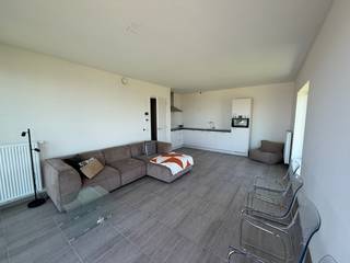 Residentie Waterleau geniet van een uitstekende ligging langs de vaart en biedt een prachtig, open zicht op het water en de omliggende groene omgeving. Het project bevindt zich op een boogscheut van Kortrijk en combineert rust met een vlotte bereikbaarheid. Dankzij de nabijheid van verschillende invalswegen zijn omliggende steden en gemeenten gemakkelijk te bereiken. Bovendien bevinden scholen, winkels en andere voorzieningen zich in de directe omgeving.<br /><br />Het appartement zelf is praktisch en aangenaam ingedeeld. Bij het binnenkomen kom je in de lichtrijke leefruimte met open keuken, waar grote raampartijen zorgen voor een mooie lichtinval en een prachtig uitzicht op de vaart. De open keuken sluit naadloos aan op de leefruimte, waardoor een gezellige en ruimtelijke sfeer ontstaat.<br /><br />Verder beschikt het appartement over één slaapkamer, met aansluitend de badkamer. Daarnaast is er een apart toilet en een praktische berging voorzien. Buiten is er een ruim terras waar het heerlijk vertoeven is en waar je in alle rust kan genieten van het open zicht en de omgeving.<br /><br />Het appartement beschikt over een gunstig EPC en is uitgerust met centrale verwarming op aardgas.<br /><br />Tot slot hoort er bij het appartement nog een private berging op de -1 verdieping, ideaal voor extra opslagruimte. Er is bovendien de mogelijkheid om een ondergrondse staanplaats aan te kopen voor €15.000, wat zorgt voor extra gemak en veiligheid voor je wagen.<br /><br />Interesse? Aarzel niet en plan vandaag je bezoek nog in! <br /><br />