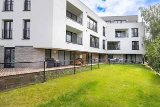 <p>Perfect appartement van 74m² met gezellig terras van 5m². Gelegen te Evere in een kleine gebouw met slechts 12 appartementen. Hanriot is een perfect Future Proof gebouw naar de Europse normen van 2050. Het appartement beschikt over een INDIVIDUELE WARMTEPOMP in combinatie met VLOERVERWARMING voor een perfecte ENERGIESCORE A-. Perfect voor een slimme investering (1.000 EUR/maand) of voor eigen bewoning.</p>
<p>Verkoop onderhevig aan registratierechten op de grond (12,5%) en BTW op de constructies. Momenteel verhuurd (huurcontract tot april 2026). Parking en kelder bij aan te kopen.</p>
<p>Bezoek nu op afspraak met ons verkoopsteam!</p>