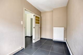 <p><strong>Te koop: ruime gezinswoning met 3 slaapkamers, bureel en tuin in Duffel.</strong></p>

<p>Deze woning biedt een praktische indeling, veel lichtinval en 199 m² bewoonbare oppervlakte. Met 3 slaapkamers, een afzonderlijk bureel dat kan dienen als 4e slaapkamer, een inpandige garage, kelder en aangename tuin is dit een ideale woning voor gezinnen, thuiswerkers of kopers die extra ruimte zoeken. De woning is gelegen in een residentiële omgeving in Duffel, nabij scholen, winkels, openbaar vervoer en belangrijke invalswegen.</p>

<p><strong>Belangrijkste ruimtes:</strong></p>

<p>• Lichtrijke woonkamer met aansluitende eetplaats.</p>

<p>• Praktische keuken met zicht op de tuin en toegang tot het overdekte terras.</p>

<p>• 3 volwaardige slaapkamers.</p>

<p>• Afzonderlijk bureel, ideaal als thuiswerkruimte of mogelijke 4e slaapkamer.</p>

<p>• Badkamer met douche en wastafelmeubel.</p>

<p>• Inpandige garage en kelder.</p>

<p>• Overdekt terras en ruime tuin achteraan.</p>

<p><strong>Troeven:</strong></p>

<p>• 199 m² bewoonbare oppervlakte.</p>

<p>• Perceel van 335 m².</p>

<p>• 3 slaapkamers + bureel/mogelijke 4e slaapkamer.</p>

<p>• Inpandige garage en kelder.</p>

<p>• Aangename tuin met overdekte buitenruimte.</p>

<p>• EPC-score 217.</p>

<p>• Centrale ligging in Duffel.</p>

<p>Neem vandaag nog contact op met je ERA-makelaar voor een bezoek.</p>

<p><strong>JOUW DROOMHUIS. ZO GEVONDEN!</strong></p>