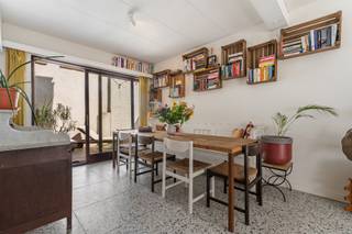 <p><span>Verscholen in een groene steeg in de karaktervolle Seefhoek van Antwerpen ligt deze charmante woning met een ruime opslagplaats/atelier. Een bijzondere combinatie van rustig en groen wonen, terwijl het bruisende stadsleven vlakbij is. Het Centraal Station en de Zoo van Antwerpen liggen op wandelafstand.</span></p><p><span>Via de houten poortjes vanaf de straat komt u in de sfeervolle steeg. Halverwege ligt aan de linkerzijde de woning, met een gezellig voortuintje. Het linker gebouw omvat de woning, het rechter gebouw de ruime opslagplaats/atelier.</span></p><p><span>U betreedt de woning via de inkomhal, die toegang geeft tot de leefruimte. Deze strekt zich uit over de volledige diepte van het pand en geeft uit op de stadskoer. Aansluitend bevindt zich de keuken, met daarachter het toilet.</span></p><p><span>Op de eerste verdieping vindt u drie slaapkamers en de badkamer met inloopdouche. Daarnaast beschikt de woning over een ruime kelder met aansluitingen voor wasmachine en droogkast.</span></p><p><span>Naast de woning bevindt zich een ruime duplex-opslagplaats. Deze biedt heel wat mogelijkheden en kan bijvoorbeeld dienstdoen als fietsenstalling, atelier, hobbyruimte of werkplek.</span></p><p><span>Zowel vanuit de woning als vanuit de opslagplaats heeft u toegang tot de ruime stadskoer van ca. 30 m². Een fijne, rustige buitenruimte die midden in de stad toch een gevoel van privacy en rust biedt.</span></p><p><span>Een charmante woning op een verrassend rustige plek, met veel mogelijkheden en alle voordelen van de stad binnen handbereik.</span></p>