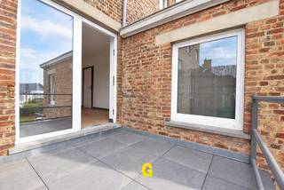 BIJ INTERESSE AUB REAGEREN VIA DE LINK = https://immogoffin.mijnhuurprofiel.be/property/38c51a66-56be-49d6-a051-ed3b7f2c64d3<br /><br />Dit gezellige duplex appartement met een bewoonbare van oppervlakte 110 m² ( bron: EPC) is gelegen op de 1ste en 2de verdieping, langs de Henisstraat ter hoogte van nummer 57. Op enkele minuutjes wandelen komt men in het mooie centrum van Tongeren, waar men alles binnen handbereik heeft wat men dagelijks nodig heeft, en op een 500-tal meter vindt men het station.<br /><br />Dit charmante appartement werd zeer geslaagd en grondig gerenoveerd, met inbegrip van volgende werkzaamheden: nieuwe ramen, elektriciteit, CV, keuken, vernieuwde houten vloeren die zo het appartement een gezellige en authentieke uitstraling geven, badkamer, schilderwerken, isolatie dak,.. De huurder kan zo inhuizen zonder nog bijkomende kosten te moeten maken. <br /><br />Indeling: <br />gemeenschappelijke inkomhal, privé inkom met toilet en trap naar de verdieping, woonkamer met terras, nieuwe leefkeuken ingericht met kookplaat dampkap en spoelbak, bergruimte met voorzieningen voor wasplaats.<br />Op de verdieping; nachthal, twee ruime slaapkamers, badkamer. met bad en lavabo. <br /><br />Voldoende gratis parkeermogelijkheden voor de deur. <br />EPC: 108 kWh/m²/jaar, dankzij voldoende isolatie, nieuwe CV en ramen. <br /><br />Geen bijdrage in gemeenschappelijke kosten. <br /><br />VRIJ VANAF 01.10.2026