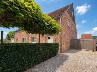 <strong>RECENTE, STIJLVOLLE WONING</strong> met tuin en <strong>VRIJSTAANDE GARAGE</strong> rustig gelegen <strong>IN EEN GROENE OMGEVING </strong>te Eine (Oudenaarde). Deze <strong>KNAPPE HALFOPEN BEBOUWING UIT 2018 </strong>biedt veel natuurlijk licht en werd duurzaam afgewerkt. De woning combineert <strong>HEDENDAAGS WOONCOMFORT</strong> met een <strong>GUNSTIGE EPB-SCORE </strong>en geniet dankzij de rustige straat met éénrichtingsverkeer van een aangename woonomgeving.<br /><br />Via de inkomhal met gastentoilet bereik je de <strong>LICHTRIJKE LEEFRUIMTE</strong> met grote raampartijen, aansluitend op de <strong>MODERN AFGEWERKTE KEUKEN</strong>. Verder beschikt de woning over een <strong>APARTE BERGING MET WASPLAATS</strong> .Op de eerste verdieping bevinden zich <strong>3 VOLWAARDIGE SLAAPKAMERS</strong>, apart toilet en een badkamer. Bovendien heeft u de <strong>MOGELIJKHEID</strong> tot het inrichten van <strong>EEN 4DE SLAAPKAMER</strong> door het ruime zolderverdiep. Buiten geniet u van een <strong>ZUIDOOST GERICHTE TUIN</strong> en prachtig terras. Aan <strong>OPBERG- EN PARKEERRUIMTE IS ER GEEN GEBREK</strong> door de garage en oprit. Op slechts 500 meter van de <strong>N60 RONSE-GENT</strong> en op wandelafstand van winkels, supermarkten en sportfaciliteiten. Tenslotte heeft u <strong>VERSCHILLENDE WANDELROUTES</strong> op korte afstand.<br /><br />Adres: Pontstraat 9 te Oudenaarde<br /><br />EPC-label A; P-score: A, G-score: A; Bestuursmaatregelen in maatregelenregister: neen; Vrij bij akte.