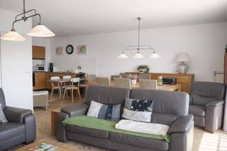 Prachtig appartement te huur in Lokeren, gelegen aan de Oude Bruglaan met een schitterend uitzicht op het Molsbroek. Dit appartement biedt een aangename woonomgeving en heeft veel te bieden.<br /><br />Bij binnenkomst vind je een inkomhal die leidt naar de ruime en lichte woonkamer en ingerichte keuken, die is voorzien van parketvloeren. Daarnaast is er een berging waar je extra opslagruimte hebt.<br /><br />Het appartement beschikt over een recent vernieuwde badkamer. Verder zijn er twee slaapkamers met laminaatvloeren, wat zorgt voor een warme en comfortabele sfeer.<br /><br />Een terras biedt de mogelijkheid om buiten te ontspannen en te genieten van het prachtige uitzicht op het Molsbroek. Daarnaast is er ook een autostaanplaats beschikbaar, zodat je je voertuig veilig kunt parkeren.<br /><br />Het appartement is beschikbaar vanaf 07/2026. De huurprijs bedraagt €850 per maand, en er zijn vaste kosten van €50 per maand.<br /><br />Als je geïnteresseerd bent in dit appartement en meer informatie wilt ontvangen of een bezichtiging wilt regelen, aarzel dan niet om contact met ons op te nemen.