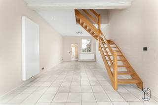 Goedgelegen instapklare woning met stadstuin. INDELING: inkom, leefruimte met open haard, moderne keuken, badkamer en wasplaats met aansluiting...