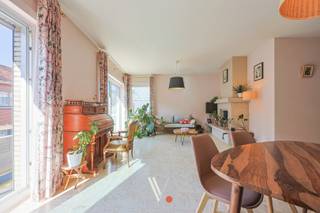<strong>BEZOEK INPLANNEN? ZIE HIERONDER! </strong><br /><br />Dit uitzonderlijk ruim appartement bevindt zich in het centrum van Izegem en biedt maar liefst <strong>122 m² bewoonbare oppervlakte</strong>. Met <strong>3 slaapkamers</strong> behoort dit tot de grotere appartementen in de regio.<br /><br />Ook aan parkeermogelijkheden geen gebrek: je beschikt over een <strong>private garagebox én een extra staanplaats</strong>. Daarnaast is er een ondergrondse kelderberging inbegrepen.<br /><br />Op technisch vlak zit je hier helemaal goed. Het appartement behaalt een gunstig <strong>EPC-label B</strong>, de <strong>elektriciteit werd in 2024 conform gekeurd</strong> en het pand is <strong>asbestveilig</strong>. Met andere woorden: verhuizen, inrichten en genieten – meer hoef je niet te doen.<br /><br /><strong>Indeling:</strong><br />Inkomhal met gastentoilet, lichtrijke en ruime woonkamer met open keuken, aansluitend een praktische berging, deels vernieuwde badkamer met tweede toilet, drie slaapkamers en zowel een terras aan de voorzijde als aan de achterzijde.<br /><br /><strong>Troeven op een rij:</strong>
<ul>
<li><span>122 m² bewoonbare oppervlakte</span></li>
<li><span>3 volwaardige slaapkamers</span></li>
<li><span>2 terrassen</span></li>
<li><span>Garagebox én staanplaats</span></li>
<li><span>EPC-label B</span></li>
<li><span>Verwarming met condensatieketel</span></li>
<li><span>Elektriciteit conform (2024)</span></li>
<li><span>Asbestveilig</span></li>
<li><span>Beperkte syndicuskosten</span></li>
</ul>
Interesse in een bezoek?<br />Inschrijven kan via de website. <br /><br />Gemene lasten: provisie van 50 euro per maand.<br /><br /><strong>Hoe een bezoek inplannen? </strong><br />- Ga naar onze huurpagina op https://vanthuynevastgoed.be/nl.<br />- Klik op het pand van uw keuze.<br />- Naast de beschrijving vindt u een zwarte knop "Maak een afspraak". <br />- Vindt u geen zwarte knop? Dan is het bezoekmoment volzet en vragen wij u om de website in de gaten te houden om te zien of er een eventueel nieuw bezoekmoment komt. <br /><strong>TELEFONISCH KUNNEN WIJ GEEN BEZOEK INPLANNEN. </strong><br />
