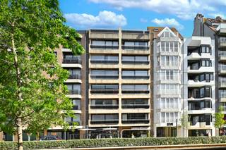 Dit exclusief penthouse biedt een zeldzame combinatie van uitzonderlijke buitenruimte, lichtinval rondom en een toplocatie ter hoogte van het Heldenplein, op slechts enkele stappen van het strand en de zeedijk.<br />Met twee terrassen, zowel zuid- als noordgericht geniet u hier van zon op elk moment van de dag.<br /><br />Indeling: inkomhal, bergkast, lichtrijke leefruimte met toegang tot beide terrassen, aparte keukenruimte met berging, één zeer ruime slaapkamer, ingemaakte kasten en directe toegang tot het terras, aansluitende badkamer met toilet.<br /><br />Mogelijkheid tot aankoop van een garagebox.<br /><br />Info en bezoek bel Andries De Leyn 0472 53 66 09