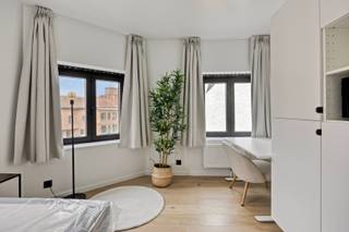 Deze prachtig gerenoveerde kamers bevinden zich op een rustige locatie vlakbij het centrum van Leuven. Het betreft een residentie met 35 units bestaande uit kamers met privé-sanitair en studio's met een ruime fietsenstalling en 2 gemeenschappelijke keukens. <br /><br />Dit prachtige pand werd in 2024 volledig vernieuwd en aangepast aan de hedendaagse eisen. Momenteel zijn de laatste details in afwerking. <br /><br />Alle units beschikken over een privé-badkamers.<br />Bijzonder is de ruime gemeenschappelijke fietsenstalling en ruime keukens. Enkele kamers beschikken over een privaat terras. <br />Super EPC score: A! <br /><br />De kamers worden volledig gemeubeld verkocht. Ideaal voor eigen gebruik of als investering.<br /><br />Aarzel niet mij te contacteren voor verdere inlichtingen of voor een plaatsbezoek.