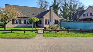 VERKOCHTRuime gelijkvloerse viergevelwoning met gekoppelde garage in zeer rustige doodlopende straat nabij centrum van Brecht en Sint-Lenaarts. Via...