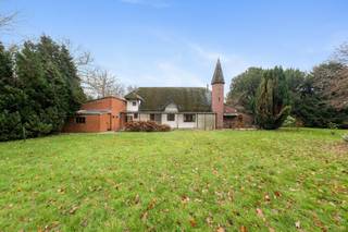 Te koop: ruime woning met grote tuin en garage in het dorpscentrumIn het hart van het dorp, op wandelafstand van het Château de la Bourgogne, bevindt...