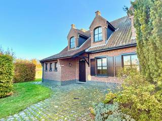 Op zoek naar een ruime, stevig gebouwde woning op een toplocatie? In Oosteeklo vind je deze kloeke alleenstaande woning uit 1986, perfect...