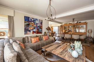 Zeer karakteristieke bijzondere woning met tot 4 slaapkamers en unieke look and feel. De woonst werd door de jaren smaakvol gerenoveerd (elektriciteit, isolatie + platte daken, HR+ beglazing, badkamer, inrichting verdieping, keukenvloer, oprit enz. en bevindt zich op een goed bereikbare locatie op een perceel van 756m² nabij openbaar vervoer en alle-in en uitvalswegen.<br /><br />INDELING: GLVL: Aangename inkomhal met trap tot eerste verdieping - Vooraan erg gezellige leefruimte/woonkamer met mooie lichtinval en zicht op het groen - Aanpalend geheel geïnstalleerde keuken met vernieuwde vloer - Vervolgens tussenkamer met apart gastentoilet en toegang tot bergplaats/garage. V1 omvat een recent gerenoveerde badkamer welke luxueus werd uitgerust alsook 3 slaapkamers waarvan 1 doorloopkamer die toegang verschaft tot extra kamer alsook mezzanine. BUITEN: Prachtige groene omgeving met veel privacy alsook gezellige pergola en aangelegd terras. Verder is er nog een handige kelder en opbergzolder aanwezig. <br /><br />BIJZONDERHEDEN: Ongezien veel karakter - Renovatie 2011: keukenvloer, parket, badkamer, cv, elektriciteit conform 2012: oprit 2015: inrichting slaapkamers 2025: isolatie + vernieuwing platte daken + spouwmuur geïsoleerd – Bijzondere lichtinval en ruimtes - EPC: 289 UC: 3913058- - Pscore: C Gscore: A - Stedenbouwkundige informatie in aanvraag - Plan op aanvraag te verkrijgen – Interesse in deze woning of een gratis schatting van uw eigendom in Malle of omstreken? Bel 03 361 51 51 of via www.yvesvanpelt.be