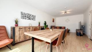 <p>Bij ImmoFusion 7/7 “open huis” : klik op onze 3D-TOUR.<br />Ervaar vastgoed alsof je er zelf doorloopt!<br /><br />Op zoek naar een comfortabel appartement met een uitstekende bereikbaarheid en hedendaags comfort? Dit appartement op de derde verdieping, gelegen aan de Grote Baan 137 bus 3 in Hasselt, biedt een ideale combinatie van praktisch wonen en een strategische ligging.</p>
<p>Bij het betreden van het appartement kom je terecht in een aangename en lichtrijke leefruimte die naadloos aansluit op de keuken. De indeling zorgt voor een open en ruim gevoel, perfect om tot rust te komen of gezellig samen te zijn.</p>
<p>Het appartement beschikt over twee volwaardige slaapkamers, ideaal voor een koppel, klein gezin of wie extra ruimte wenst voor een bureau of hobbykamer. De badkamer is functioneel ingericht en biedt het nodige comfort voor dagelijks gebruik.</p>
<p>Qua technieken en energiezuinigheid werd er de voorbije jaren al heel wat vernieuwd. Zo werden de ramen in 2023 vervangen, wat bijdraagt aan een betere isolatie en wooncomfort. Daarnaast is het appartement uitgerust met airconditioning, wat zorgt voor een aangenaam binnenklimaat, zowel in de zomer als in de winter. De verwarmingsinstallatie werd bovendien vernieuwd in 2025.</p>
<p>Ook op administratief en energetisch vlak zit je hier goed: met een EPC-label C is er geen renovatieverplichting en de elektrische installatie is conform, wat extra gemoedsrust biedt voor de nieuwe eigenaar.</p>
<p>Een bijkomende troef is de aanwezigheid van een berging en een garagebox, wat zorgt voor veilig en comfortabel parkeren.</p>
<p>De ligging is zonder twijfel een sterk punt. Je bevindt je hier op een uiterst vlot bereikbare locatie, met de autosnelweg op slechts 2 minuten rijden en tal van voorzieningen, winkels en verbindingswegen in de directe omgeving.</p>
<p>Een ideale opportuniteit voor starters, investeerders of wie op zoek is naar een instapklaar appartement op een topligging.</p>
Pluspunten:<br />- Appartement op de derde verdieping<br />- Twee volwaardige slaapkamers<br />- Vernieuwde ramen (2023)<br />- Airconditioning aanwezig<br />- Vernieuwde verwarmingsinstallatie (2025)<br />- EPC-label C (geen renovatieverplichting)<br />- Elektrische keuring conform<br />- Garagebox en berging inbegrepen<br />- Uitstekende ligging nabij autosnelweg (2 min)<br /><br /><span>Een bezichtiging ter plaatse of meer info, bel ons op 078/78.78.70, of kom gewoon binnen op ons kantoor, steeds welkom!</span>
