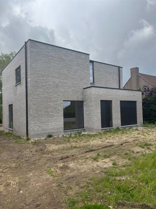 Gelegen in het gehucht van Zonnebeke, de 'Bresende', vlakbij de verbindingsweg richting Passendale - Moorslede en Ieper mag ik met uitermate...