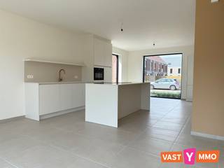 <p><span>Instapklare en energiezuinige nieuwbouwwoning met 3 slaapkamers, grote tuin en carport. Deze halfopen nieuwbouwwoning bevindt zich in de nieuwe verkaveling "Hofakker". Een mooie, rustige locatie met het centrum van Wuustwezel op korte afstand. </span></p><p><span> </span></p><p><span>Indeling</span></p><p><span>Gelijkvloers</span></p><p><span>Via de inkomhal met gastentoilet kom je binnen in deze moderne woning. Aansluitend bevindt zich een praktische wasplaats (ca. 4 m²) met de nodige aansluitingen en een uitgietbak. Een stijlvolle stalen deur met kathedraalglas geeft toegang tot de lichtrijke leefruimte met open keuken, samen goed voor maar liefst 45 m². De grote raampartijen zorgen voor een aangename lichtinval en een mooi zicht op de tuin. Er is ruim genoeg plaats voor een gezellige zithoek en een eettafel. De moderne keuken is volledig uitgerust met kwalitatieve AEG-toestellen, waaronder een inductiekookplaat met geïntegreerde dampkap, combi-oven, vaatwasser, koelkast en spoelbak. Het praktische kookeiland maakt deze keuken super functioneel. </span></p><p><span> </span></p><p><span>Eerste verdieping</span></p><p><span>Via de trap in de leefruimte bereik je de eerste verdieping. De ruime overloop biedt plaats voor een bureauhoek of een gezellig lees- en zithoekje. Verder vind je hier 3  slaapkamers (10 m², 10 m² en 14 m²), evenals een mooie badkamer (7 m²). Deze is ingericht met een ruime inloopdouche, een badkamermeubel met wastafel en een handdoekdroger.</span></p><p><span> </span></p><p><span>Tweede verdieping</span></p><p><span>De ruime zolderverdieping van maar liefst 43 m² biedt extra (opberg)ruimte. </span></p><p><span> </span></p><p><span>Tuin en terras</span></p><p><span>Vanuit de leefruimte heb je rechtstreeks toegang tot het terras en de volledig omheinde tuin. </span></p><p><span> </span></p><p><span>Carport en tuinberging</span></p><p><span>Naast de woning bevindt zich een ruime carport met aansluitende tuinberging, ideaal voor het stallen van fietsen, tuinmateriaal en extra opslag.</span></p><p><span> </span></p><p><span>Extra</span></p><p><span>De woning is helemaal instapklaar (volledig geschilderd) - zonnepanelen - vloerverwarming via een energiezuinige warmtepomp. </span></p><p><span>Onmiddellijk beschikbaar. </span></p><p><span>Bemeubelde foto's enkel ter illustratie </span></p>