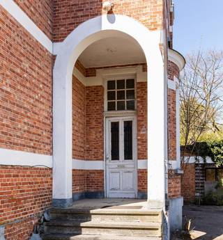 Karaktervolle open bebouwing met nostalgische uitstraling en een oprijlaan van ca. 50m, vier slaapkamers en dit op een perceel van 2.775m².De...