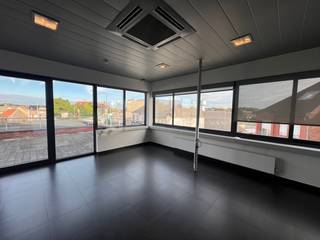 Des bureaux lumineux d'une superficie généreuse de 322 m², combinés à un espace de stockage pratique de 18 m², sont désormais disponibles à...