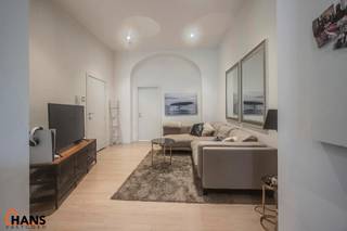 Dit gezellig appartement is centraal gelegen in de Diamantwijk, vlak bij winkels, openbaar vervoer en andere voorzieningen.<br /><br />Het appartement beschikt over een inkomhal met berging, een apart toilet, een lichtrijke leefruimte met open keuken, uitgerust met een koelkast, kookvuur, oven, dampkap en vaatwasser. Verder is er een slaapkamer en een badkamer met douche en lavabo.<br />Achteraan bevindt zich een aangename koer waar u rustig buiten kunt zitten. Dankzij de praktische indeling en de uitstekende ligging is dit een comfortabele woonst in het hart van de stad.<br /><br />Appartement is geschikt voor maximum 4 personen.<br />Geen gemeenschappelijke kosten. Nutsvoorzieningen zijn privatief.<br />Beschikbaar op 01/08/2026.<br /><br />Huurwaarborg bedraagt 3 maanden huur.<br />Plaatsbeschrijving door extern bedrijf met gedeelde kosten.<br /><br />Een bezoek ter plaatse kunt u enkel online reserveren op www.hansvastgoed.com.<br />Voor meer informatie, bezoek onze website www.hansvastgoed.com of neem contact op met info@hansvastgoed.com of +32 3 366 05 30.