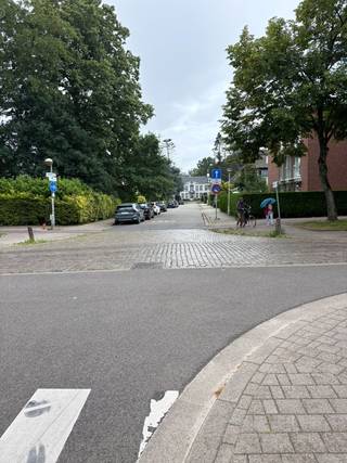 Aan de inkom van het Boekenbergpark bevindt zich op de 2e verdieping van een klein appartementsgebouw dit gezellig appartement met 1 slaapkamer. De living op laminaat geeft uit op de open keuken met combi-oven, koelkast met diepvries en elektrisch kookvuur met dampkap.<br />Via de badkamer met douche, lavabo en bijhorende kast komen we achteraan in de slaapkamer met terras. De slaapkamer is voorzien van een airco die voldoende sterk is om het ganse appartement te bedienen. De raam van de slaapkamer heeft een elektrische rolluik zoals ook de berging op het terras, waar ook een aansluiting is voor de wasmachine, met een elektrische rolluik uitgerust is. PVC-ramen, draai-kip, laag energieverbruik en vooral de ligging zijn extra pluspunten.<br />Vaste kosten van € 30 per maand voor verbruik water en verwarming dat jaarlijks afgerekend wordt.