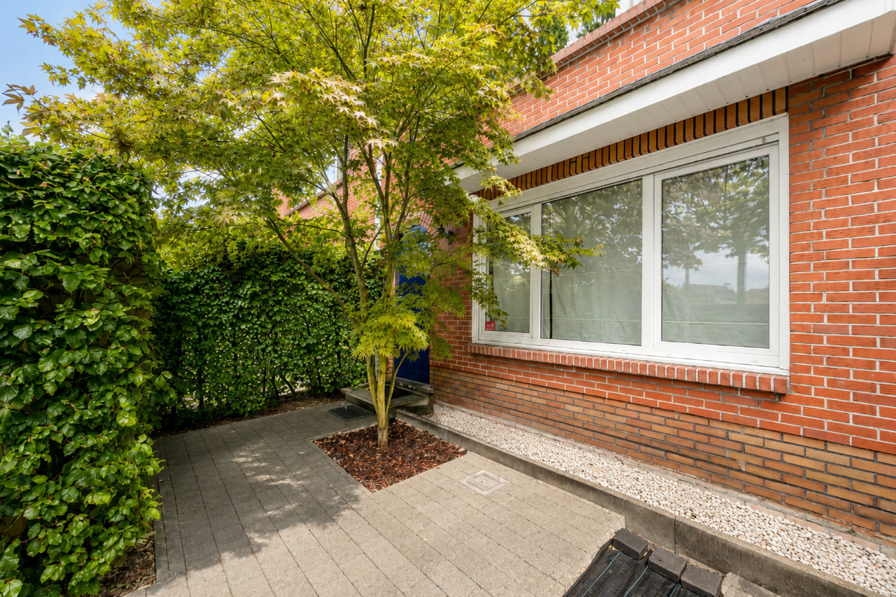 INSTAPKLARE GEZINSWONING MET 4 SLAAPKAMERS EN HEERLIJKE TUIN OP TOPLOCATIE OP DE GRENS EDEGEM/WILRIJK - foto 2