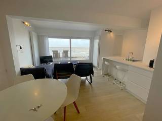 Dit exclusieve penthouse op de 9e verdieping ligt op het rustige gedeelte van de Zeedijk en combineert luxe, comfort en een uniek uitzicht. Geniet van twee royale terrassen: één met een subliem zeezicht en één met een panoramisch zicht op het hinterland. Ontspannen kan in de privésauna – jouw eigen wellness aan zee.<br /><br />Indeling:<br /><br />Lichte woonkamer met toegang tot een ruim voorterras<br /><br />Open, volledig ingerichte keuken<br /><br />Twee badkamers:<br /><br />Eén met inloopdouche, wastafel, toilet, wasmachine en droogkast<br /><br />Eén met douche, wastafel en toilet<br /><br />Twee comfortabele slaapkamers, beide met toegang tot een groot, zuidgericht terras<br /><br />Praktisch:<br /><br />Gemeenschappelijke kosten: slechts € 60<br /><br />Interesse?<br />Grijp deze unieke kans en maak snel een vrijblijvende afspraak voor bezichtiging!<br /><br />