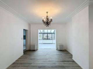 <p><b>VERHUUR AAN BEDRIJVEN MOGELIJK, STROMBEEK-BEVER,</b> op minder dan twee minuten van Brussel, vlakbij het plein van Strombeek-Bever, prachtig, pas gerenoveerd karakteristiek huis. De indeling is als volgt: G-verdieping: inkomhal met toilet, woonkamer van ±36 m² die uitkomt op een veranda van ±12 m² met toegang tot de tuin van ±6 are op het westen, multifunctionele ruimte van ±14 m²; Op de 1e verdieping: overloop naar de slaapvertrekken, 2 slaapkamers van ±15 m², kinderkamer van ±7,5 m²; zolder van ±22 m². 3 kelders. 2 parkeerplaatsen buiten.</p>
<p>Optionele kosten voor het onderhoud van de tuin: 150 €/maand. EPC: E, 422 kWh/(m²/jaar).</p>
<p></p>
<p><u>Op de begane grond</u>:</p>
<ul>
<li>Entreehal met toilet</li>
<li>Woonkamer van ±36 m² (9,3 m x 3,8 m) met toegang tot de veranda van ±12 m² (3,1 m x 3,7 m)</li>
<li>Tuin van ±6 are op het westen</li>
<li>Multifunctionele ruimte van ±14 m² (3,9 m x 3,5 m)</li>
</ul>
<p></p>
<p><u>Op de 1e</u>:</p>
<ul>
<li>1 slaapkamer van ±15 m² (4 m x 3,8 m)</li>
<li>1 slaapkamer van ±15 m² (4 m x 3,8 m)</li>
<li>1 kantoor van ±7,5 m² (2,9 m x 2,5 m)</li>
<li>Badkamer</li>
</ul>
<p></p>
<p><u>Zolder</u> van ± 22 m²</p>
<p>3 kelders</p>
<p>2 parkeerplaatsen buiten</p>
