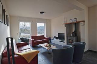 <p>Vergund vakantiehuis<br />Maison Violette is een unieke investeringskans gelegen in de prachtige “Jardin du Golf” te Durbuy.<br />Dit mooi vakantiehuis is volledig klaar om in te stappen of te verhuren.<br />Met een bewoonbaar oppervlak van 168 m² heb je vier ruime slaapkamers met twee badkamers.<br />Verder krijg je een ruime leefruimte met kachel en open keuken, die volledig is uitgerust, mooie tuin met terras en parking voor drie wagens en laadpaal.</p><p>Op de gelijkvloers kom je binnen in de open hal. Er bevindt zich één ruime slaapkamer met ensuite badkamer met twee lavabo’s en inloopdouche, aangepast voor minder mobielen. Daarnaast is er nog een afzonderlijk toilet.</p><p>In de leefruimte is een zithoek links met kachel en een ruime eetkamer met aansluitende open keuken.<br />De keuken volledig ingericht met koelkast met vriesvak, ingebouwde kookplaat, oven en vaatwasmachine.<br />In de aanpalende berging is er aansluiting voor wasmachine en droogkast en heb je directe toegang tot de tuin.</p><p>Eens op de bovenverdieping vind je drie ruime slaapkamers, een apart toilet, welness/polyvalente ruimte met IR-sauna en ruime badkamer.<br />In de mooie ruime badkamer heb je twee lavabo’s, ligbad en regendouche.</p><p>Rondom de woning beschik je over een volledig aangelegd terrein mooi in evenwicht met de omliggende natuur. Op het mooie terras kan je in de nabijheid van de natuurtuin genieten van een barbecue of een spelletje petanque.<br />Kinderen kunnen zich helemaal uitleven op de speeltoren in de omheinde tuin naast de woning.<br />Vooraan het huis heb je plaats om drie wagens te parkeren en is er een laadpaal.</p><p>Wil je dit vakantiehuis net zoals ons verhuren, dan is dit perfect mogelijk. De woning beschikt over een vergunning van het Commissariat Général au Tourisme en voldoet aan al de nodige normen (certificaten en keuringen) voor verhuur. De vakantieverhuur wordt aangeboden op verschillende populaire platformen, heeft een hoge bezettingsgraad en goede recensiecijfers.</p>