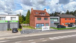 Bij ImmoFusion 7/7 “open huis” : klik op onze 3D-TOUR.<br />Ervaar vastgoed alsof je er zelf doorloopt!<br /><br />Bent u op zoek naar een eigendom waar wonen en werken perfect gecombineerd kunnen worden? Dan is deze veelzijdige handelswoning aan de Koolmijnlaan 384 in Beringen precies wat u zoekt. Dankzij de uitstekende commerciële ligging op het bruisende Koolmijnlaan geniet dit pand van een maximale zichtbaarheid en een uitstekende bereikbaarheid.<br /><br />Het perceel heeft een oppervlakte van 357 m² en de woning beschikt over een bewoonbare oppervlakte van maar liefst 226 m². Hierdoor biedt deze eigendom tal van mogelijkheden voor zelfstandigen, vrije beroepen, detailhandel of investeerders die op zoek zijn naar een pand met potentieel.<br /><br />Bij het betreden van het pand bevindt zich vooraan een volledig gerenoveerde handelsruimte van circa 50 m². Deze commerciële ruimte is instapklaar en ideaal voor het uitbaten van een winkel, kantoor, praktijk of andere commerciële activiteit. Achteraan bevinden zich de keuken, leefruimte en badkamer. Deze ruimtes dienen nog verder gemoderniseerd / gerenoveerd te worden.<br /><br />Op de eerste verdieping treffen we drie ruime slaapkamers aan die reeds deels werden opgefrist. De ingerichte zolderverdieping biedt bovendien nog twee extra slaapkamers en een bijkomende badkamerruimte, waardoor het pand in totaal over vier tot vijf slaapkamers beschikt.<br /><br />Ook op energetisch vlak werden reeds belangrijke investeringen uitgevoerd. Hoewel het pand momenteel een EPC-label F heeft, is dit voornamelijk te wijten aan het ontbreken van een verwarmingsinstallatie. Het dak werd langs de binnenzijde volledig geïsoleerd en afgewerkt met gipsplaten. Daarnaast werden de ramen en buitendeuren ongeveer vijf jaar geleden vernieuwd. Door het plaatsen van een nieuwe verwarmingsinstallatie kan de EPC-score aanzienlijk verbeteren, met een verwachte stijging naar label D.<br /><br />Pluspunten:<br />- Handelswoning op een absolute toplocatie langs de Koolmijnlaan.<br />- Commerciële ruimte volledig gerenoveerd.<br />- Bewoonbare oppervlakte van 226 m².<br />- Perceel van 357 m².<br />- Vier à vijf slaapkamers.<br />- Dak langs binnen volledig geïsoleerd.<br />- Vernieuwde ramen en buitendeuren.<br />- Ideale combinatie van wonen en werken.<br />- Tal van commerciële en residentiële mogelijkheden.<br /><br />Maatregelen opgenomen in het Maatregelenregister: nee<br /><br />Voor een bezoek of meer info, bel ons op 078/78.78.70, of kom gerust langs op ons kantoor. Steeds welkom!