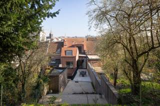 Deze recente woning (bouwjaar 2018) is een pareltje binnen de Leuvense stadsring. Niet alleen architecturaal scheert ze hoge toppen, ze is...