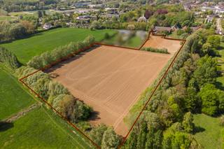Uitzonderlijk uniek stuk grond van maar liefst 29.528 m2 op TOP locatie te Edegem. Altijd al gedroomd om uw nieuwe woning te realiseren op een ongezien stuk grond in de zuidrand van Antwerpen? Het betreft het laatste resterende nog onbebouwde perceel bouwgrond, gelegen over het kasteel Arendsnest en achter de Boerenlegerhoeve. Het stuk grond is onderverdeeld in:<br /><br />- bouwgrond van 2.928 m2<br />- 2 percelen parkgebied van 26.600 m2<br /><br />Een goedgekeurd stedenbouwkundig attest voor het bouwen van een vrijstaande eengezinswoning is aanwezig. Onze bouwzone heeft volgende afmetingen op basis van het opmetinsplan:<br /><br />- diepte woning: 20 m<br />- breedte woning: 15,82 m<br /><br />Bent u benieuwd naar deze unieke kans? Voor meer info kan u contact opnemen met Jakob via jakob@reds.be of op 0483 488 249
