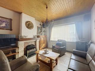 <p><span>Neem vandaag nog contact op met Thomas Rummens voor een bezoek via: </span>https://mijnhuurprofiel.be/property/11b7e510-090f-4811-bed1-d428805b631c</p>
<p> </p>
<p><strong>Gezellige gesloten bebouwing in Zaventem met tuin en praktische indeling.</strong></p>
<p>Deze woning in de Steenokkerzeelstraat in Zaventem biedt een aangename combinatie van ruimte, functionaliteit en een centrale ligging. De woning beschikt over drie slaapkamers, een lichtrijke leefruimte en een praktische keuken met de nodige toestellen. Buiten geniet je van een onderhoudsvriendelijke tuin van 52 m², ideaal om te ontspannen of gezellig buiten te eten. </p>
<p><strong>Belangrijkste ruimtes:</strong></p>
<ul><li>Lichtrijke woonkamer met aangename leefruimte.</li><li>Praktische keuken uitgerust met keramische kookplaat, oven, koelkast, dampkap en dubbele spoelbak.</li><li>Badkamer met ligbad en mengkranen.</li><li>Drie slaapkamers met verschillende indelingsmogelijkheden.</li><li>Tuin van 52 m², ideaal voor ontspanning of buitenactiviteiten.</li><li>Apart toilet.</li></ul>
<p><strong>Troeven:</strong></p>
<ul><li>Centrale ligging in Zaventem met goede bereikbaarheid.</li><li>Op slechts 300 meter van de woning wordt binnen 2 jaar een gemeentelijk zwembad met polyvalente ruimte voorzien.</li></ul>