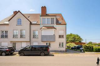 <p><strong>Instapklaar duplex appartement met 2 slaapkamers, ruim terras en carport </strong><strong>in het centrum van Essen.<br /><br /></strong><strong></strong>Dit <strong>verzorgd en instapklaar duplex appartement</strong> combineert een praktische indeling met veel lichtinval en een rustige ligging. Dankzij de <strong>ruime leefruimte</strong>, <strong>twee volwaardige slaapkamers</strong>, het <strong>zonnige terras</strong> en de kwalitatieve afwerking is dit de ideale woonst voor eigen bewoning of als interessante investering. Het appartement bevindt zich in een <strong>verzorgde residentie</strong> met voornamelijk eigenaar-bewoners en geniet van een aangenaam uitzicht op het omliggende groen.</p>
<p><strong>Gelijkvloerse verdieping<br /></strong>- Inkomhal met <strong>apart gastentoilet</strong><br />- <strong>Lichtrijke leefruimte</strong> met grote raampartijen en tegelvloer<br />- Toegang tot het <strong>ruime terras</strong> met groen uitzicht<br />- <strong>Open, volledig ingerichte keuken</strong> met keramische kookplaat, dampkap, oven, dubbele spoelbak en voldoende kastruimte<br />- <strong>Badkamer</strong> voorzien van ligbad met douchewand, lavabo en badkamermeubel<br />-<strong> Technische berging/wasplaats</strong> met aansluiting voor wasmachine en droogkast</p>
<p><strong>Verdieping<br /></strong>- <strong>Twee slaapkamers</strong> afgewerkt met onderhoudsvriendelijke laminaatvloer<br />- <strong>Velux dakramen</strong> voorzien van verduistering, zonwering en vliegenramen</p>
<p><strong>Buitenruimte<br /></strong>-<strong> Ruim terras</strong> met aangenaam uitzicht op het omliggende groen<br />-<strong> Privatieve carport</strong> inbegrepen<br />-<strong> Gemeenschappelijke fietsenstalling</strong></p>
<p><strong>Bijzonderheden<br /></strong>- <strong>Instapklaar duplex appartement<br /></strong>- <strong>Energiezuinige Vaillant condensatieketel<br /></strong>- <strong>PVC-ramen met dubbele beglazing<br /></strong>- <strong>Technische berging/wasplaats<br /></strong>-<strong> Carport inbegrepen<br /></strong>- <strong>Gemeenschappelijke kelderberging en fietsenstalling<br /></strong>- <strong>Verzorgde residentie</strong> met voornamelijk eigenaar-bewoners<br />- <strong>Interessante investering</strong> met bestaande huurovereenkomst</p>
<p><strong>Ligging<br /></strong>Gelegen in een <strong>rustige en residentiële woonomgeving in het centrum van Essen</strong> met een vlotte verbinding naar winkels, openbaar vervoer, scholen en belangrijke invalswegen. Dankzij de <strong>groene omgeving</strong> geniet u hier van een aangename woonkwaliteit, terwijl alle dagelijkse voorzieningen zich op korte afstand bevinden.<br /><br /><strong>Een verzorgd en instapklaar duplex appartement met twee slaapkamers, een ruim terras en een privatieve carport. De ideale combinatie van comfortabel wonen, een rustige ligging en een interessante investering.</strong></p>