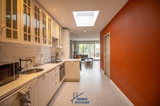 In een doodlopende straat, vind je deze volledig gerenoveerde gesloten woning die voldoet aan alle hedendaagse energie- en comfortnormen.Er is...