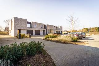 <p>Ontdek dit kleinschalig nieuwbouwproject bestaande uit 10 moderne woningen, gelegen in een doodlopende straat binnen een nieuwe verkaveling in Westerlo. Hier woont u in alle rust, omringd door groen, met weilanden en bosgebied op wandelafstand.</p><p></p><p>De woningen werden ontworpen met oog voor comfort, energiezuinigheid en een doordachte indeling. Elke unit beschikt over een lichtrijke leefruimte met open keuken, meerdere slaapkamers en een private buitenruimte met terras en tuin. Bovendien geniet u als koper nog van inspraak in de afwerking van keuken en badkamer, zodat u uw woning volledig naar eigen smaak kunt personaliseren.</p><p>Het project onderscheidt zich door zijn aangename en veilige woonomgeving. De doodlopende straat zorgt voor weinig verkeer, ideaal voor gezinnen met kinderen. Daarnaast zijn er extra gemeenschappelijke parkeerplaatsen voorzien, evenals een gedeelde tuinzone die bijdraagt aan een open en groen karakter.</p><p></p><p>De ligging combineert rust en bereikbaarheid: winkels, scholen en belangrijke invalswegen bevinden zich op korte afstand, waardoor u vlot verbonden blijft met de omgeving.</p><p></p><p><strong>Troeven van het project:</strong></p><p></p><p>✅ Rustige ligging in doodlopende straat</p><p>✅Groene omgeving met weiland en bosgebied vlakbij</p><p>✅ Energiezuinige en hedendaagse architectuur</p><p>✅ Keuzevrijheid in afwerking (keuken en badkamer)</p><p>✅ Vlotte verbinding naar winkels, scholen en snelweg</p>
