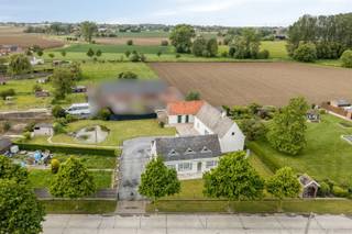 DISCOVERY DAY: Woensdag 10/06 van 16u - 18u. Kom als eerste deze woning ontdekken! Opgelet, enkel op afspraak!www.okkerdriesstraat93.beCharmante, te renoveren woning op een rustige, landelijke locatie.Welkom in Outrijve (Avelgem) waar we deze landelijke woning terugvinden, bestaande uit 3 gebouwen. Als eerste het lichtrijke woonhuis een centrale gang die toegang biedt aan alle ruimtes op het gelijkvloers. Een gezellige leefruimte met zuid-west oriëntatie, een goed uitgeruste keuken met zicht op de tuin en terras. Naast de keuken is er een handige berging en de toegang naar de zolder. Een bruikbare badkamer met toilet, lavabo, ligbad en douche. Op het gelijkvloers zijn er ook 2 ruime slaapkamers terug te vinden. In het 2e gebouw vinden we een ruime wasplaats, garage en 2 bergruimtes alsook de toegang naar een zeer ruime zolder. Aanpalend een carport of overdekte berging. Het 3e gebouw is een voormalige stalDe woning is gelegen op een ruim perceel van 1837m² met tuin, mooi aangelegde vijver en moestuin. Wenst u meer informatie of een bezoek? Neem contact met Stein via 0468 41 38 48 of stein@immovercoutere.be
