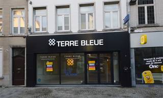 Deze prachtige opportuniteit is gelegen op een boogscheut van de Grote Markt nabij vele commerciële gelegenheden zoals ‘Hema’, ‘Telenet’, ‘Neuhaus’, ‘CECE Jewels’, ‘Woody’, ‘Flying Tiger’, ‘Four Roses, ‘Jules’, ‘Fnac’, 'MC Donalds', … <br />Naast véél passage dus een locatie met enorm veel mogelijkheden en een goede zichtbaarheid. <br />De indeling is als volgt: 300 m² gelijkvloers, compleet ingericht met parket, alarm, airco, pashokjes, een buitenruimte en een stockruimte/technische ruimte. <br />Verder zijn er nog twee verdiepingen, bruikbaar als stockruimte, sociale ruimte en uitgerust met dubbel sanitair. De maandelijkse huurprijs bedraagt 3.500 euro. Dit exclusieve pand biedt een perfecte combinatie van esthetiek en functionaliteit. <br />De duurzame materialen, royale oppervlaktes en de strategische ligging maken dit een unieke kans in het bruisende hart van Aalst. <br />Onroerende voorheffing ten laste van de huurder. <br />Beschikbaar: 16 JANUARI 2026. <br /><br />Voor meer informatie of een bezoek contacteer ons via info@immodelestre.be of 0475 67 07 33. www.immodelestre.be<br /><br />