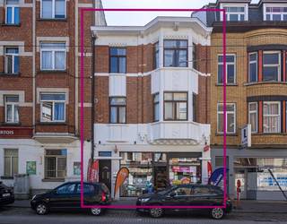 <p>Ben je op zoek naar een investeringsmogelijkheid die zowel karaktervol als modern is? Zoek niet verder! We presenteren met trots deze onlangs gerenoveerde opbrengsteigendom met een unieke mix van een commerciële handelsruimte op de begane grond en twee prachtige appartementen erboven.</p>
<ul>
<li>
<p><strong>De Handelsruimte</strong>:</p>
<ul>
<li>Oppervlakte: 55m²</li>
<li>Voorzien van airconditioning voor maximaal comfort</li>
<li>Bestaat uit een ruime handelsruimte, een toilet en een handige bergruimte</li>
<li>Ideaal voor verschillende bedrijfstakken, van detailhandel tot dienstverlening</li>
</ul>
</li>
<li>
<p><strong>Appartement 1</strong>:</p>
<ul>
<li>Oppervlakte: 45m²</li>
<li>Keuken met keramische kookplaat, vaatwas, lavabo en dampkap.</li>
<li>woonkamer met veel natuurlijk licht.</li>
<li>Badkamer met inloopdouche, lavabo en toilet.</li>
</ul>
</li>
</ul>
<ul>
<li><strong>Appartement 2</strong><span>:</span></li>
</ul>
<ul>
<li>
<ul>
<li>Oppervlakte: 80m²</li>
<li>3 slaapkamers</li>
<li>woonkamer met veel natuurlijk licht</li>
<li>Keuken met keramische kookplaat, vaatwas, lavabo en dampkap.</li>
<li>2 eigentijdse badkamers</li>
<li>ruime berging</li>
</ul>
</li>
</ul>
<p>Dit gebouw is gelegen in een leuke buurt, omringd door winkels en openbaar vervoer, wat zorgt voor een aantrekkelijke locatie voor huurders en ondernemers. De recente renovaties en moderne voorzieningen maken dit een investering met een solide rendement en groeipotentieel.</p>
<p>EPC 1ste verdieping: 237 kWh/m²<br /><span>EPC 2de verdieping: 266 kWh/m²</span></p>